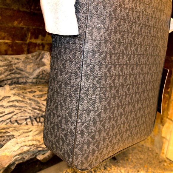 💥Moving to @the_bag_guy💥Micheal Kors - Medium Crossbody Leather Cooper - Picture 16 of 16